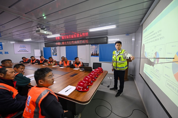 2024年11月13日，在中建二局北方公司天津項(xiàng)目部，工程技術(shù)人員為勞動者開展技能培訓(xùn)。新華社記者 孫凡越 攝