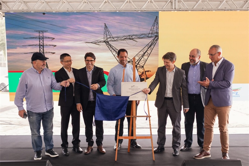 CPFL公司執(zhí)行副總裁弗拉維奧·恩里克·里貝羅（中）、CPFL輸電公司總裁李甫（左二）、南里奧格蘭德州州議員阿洛伊西奧·克拉斯曼（左一）、州長(zhǎng)代表豪爾赫·波佐邦（右一）等出席投運(yùn)儀式。 中國(guó)國(guó)家電網(wǎng)巴西電力CPFL公司供圖