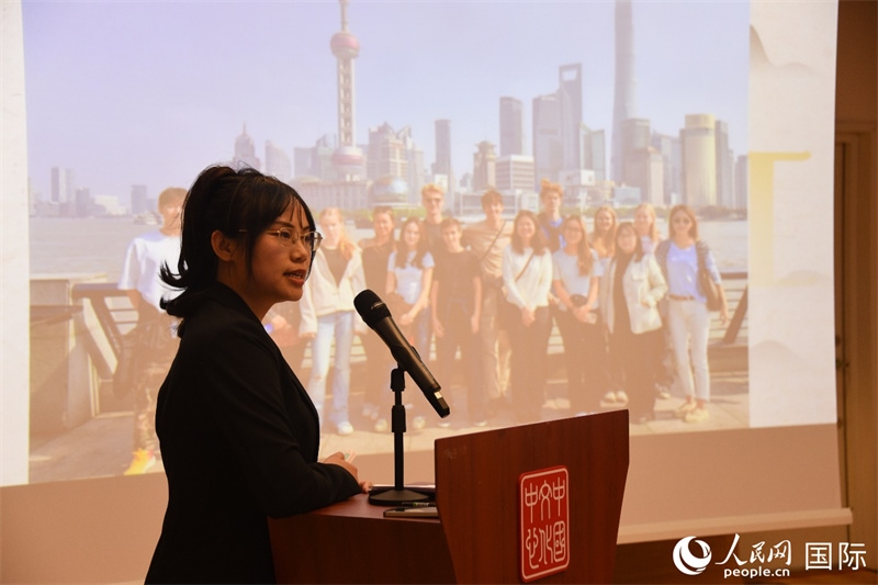 斯德哥爾摩考試中心經(jīng)理陳曦介紹“漢語水平考試”情況。人民網(wǎng)記者 殷淼攝