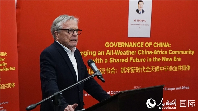 南非前駐日本、西班牙、馬達(dá)加斯加大使、浙江師范大學(xué)非洲研究院資深研究員赫特·赫羅布勒在讀書會上發(fā)言。人民網(wǎng) 劉暢攝