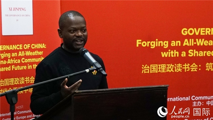 約翰內(nèi)斯堡大學(xué)非洲中國研究中心研究員葛迪恩·吉通加在讀書會上發(fā)言。人民網(wǎng) 劉暢攝