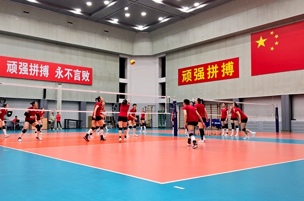 4月28日，中國女排在主教練趙勇的帶領(lǐng)下進(jìn)行訓(xùn)練。人民網(wǎng)記者 胡雪蓉攝
