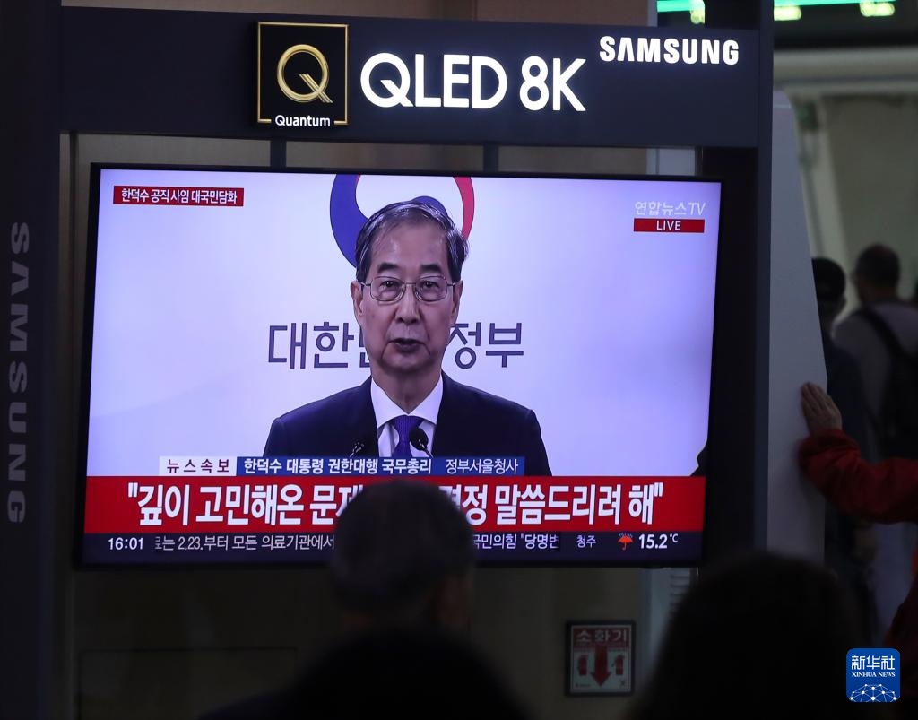 5月1日，在韓國首爾火車站，民眾觀看韓德洙辭職的新聞。新華社記者 姚琪琳 攝