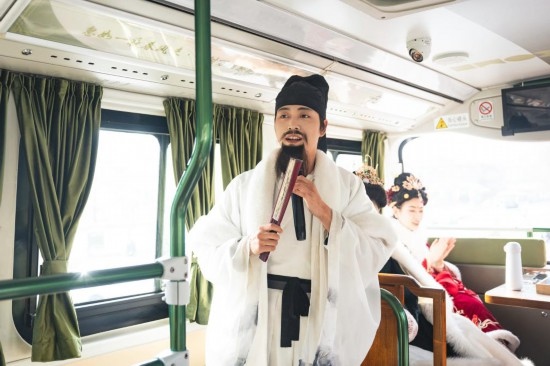 身著古裝的“伴游”在“長(zhǎng)安尋夢(mèng)”主題觀光車(chē)上為游客講解。（受訪者供圖）