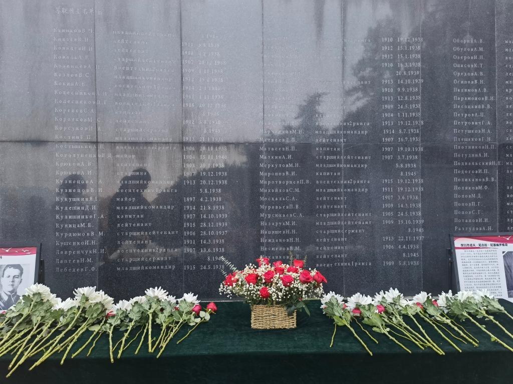 在南京抗日航空烈士紀(jì)念館鐫刻有蘇聯(lián)籍抗日航空英烈名錄的紀(jì)念碑前，擺放著人們獻(xiàn)上的鮮花（2024年11月22日攝）。新華社記者 邱冰清 攝