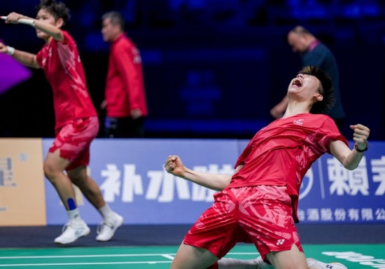 5月3日，中國隊(duì)組合馮彥哲（右）/黃東萍在半決賽混雙比賽后慶祝。新華社記者 孫非 攝