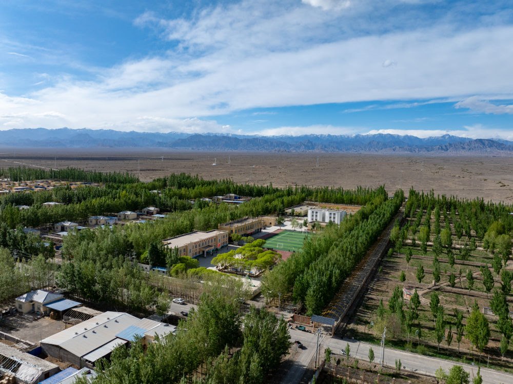 這是4月23日在新疆克州阿圖什市哈拉峻鄉(xiāng)拍攝的謝依特小學（無人機照片）。