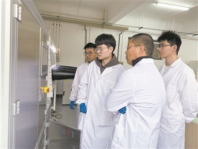 圖為安工大材料科學與工程學院碩士研究生余威（右一）在實驗室開展研究。安工大供圖