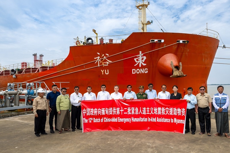 中國(guó)駐緬大使館歐陽(yáng)道冰參贊、仰光省首席部長(zhǎng)梭登及緬有關(guān)部門(mén)官員出席交接儀式。人民網(wǎng)記者 謝佳君攝