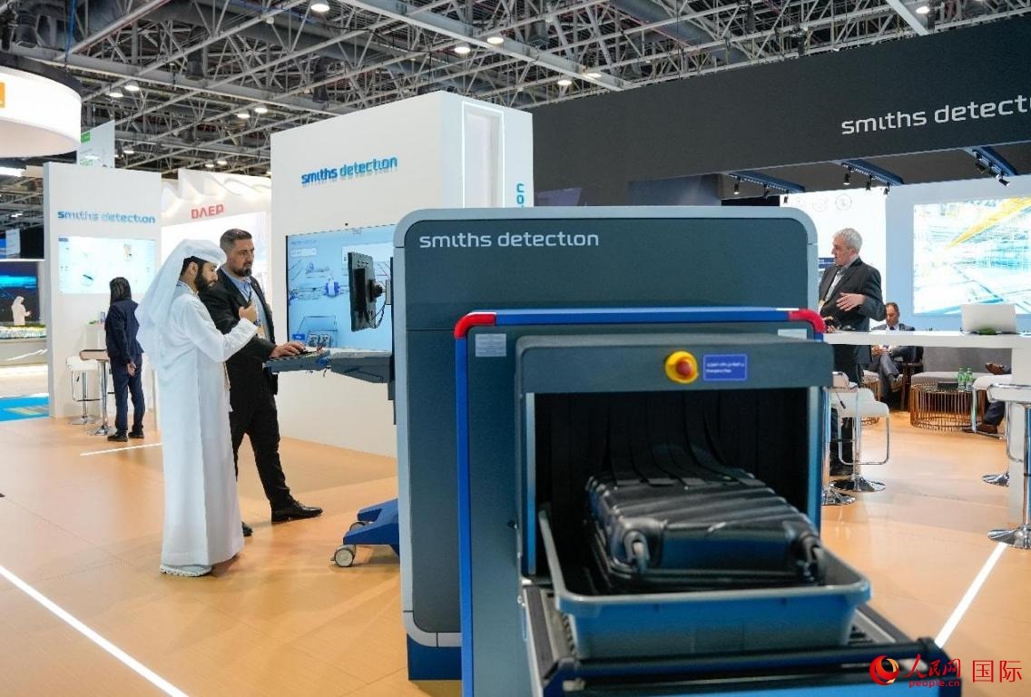 參展商體驗安檢設(shè)施。人民網(wǎng)塔里克·易卜拉欣攝