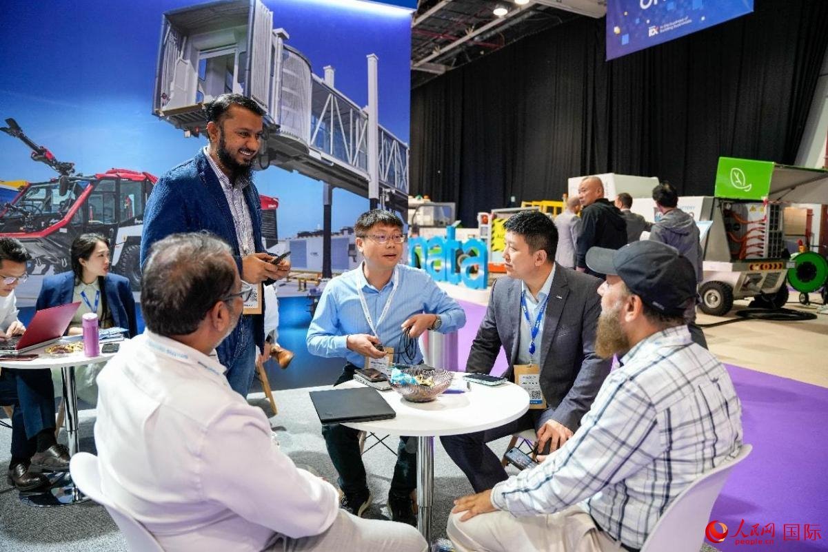 中外商家在交流。人民網(wǎng)塔里克·易卜拉欣攝