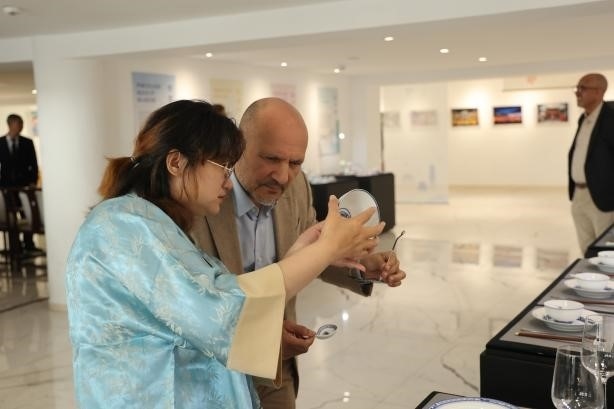 摩洛哥民眾在觀察中國瓷器。拉巴特中國文化中心供圖