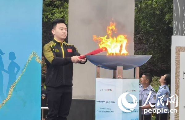 在活動(dòng)開(kāi)幕式上，馮喆點(diǎn)燃火炬。人民網(wǎng)記者 楊磊攝