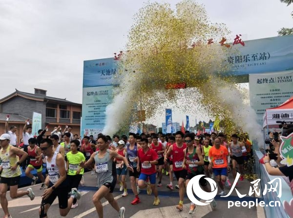 全民健身跑參賽選手沖出起點(diǎn)。人民網(wǎng)記者 楊磊攝