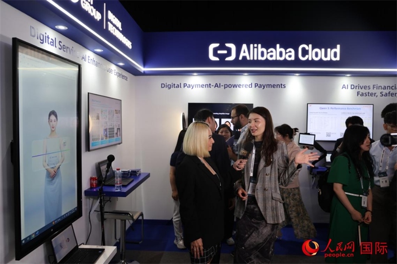 當(dāng)?shù)孛襟w在2025迪拜金融科技峰會的一家中資企業(yè)展廳采訪，張志文攝