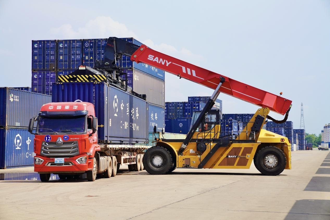 在中老鐵路萬(wàn)象南鐵路貨運(yùn)口岸站，起重機(jī)正在吊裝集裝箱。劉瑩嘉攝