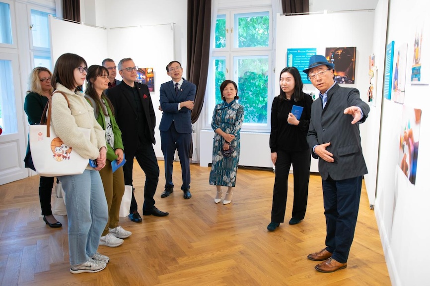 藝術(shù)家李守白現(xiàn)場(chǎng)導(dǎo)覽。圖片由布達(dá)佩斯中國(guó)文化中心供圖