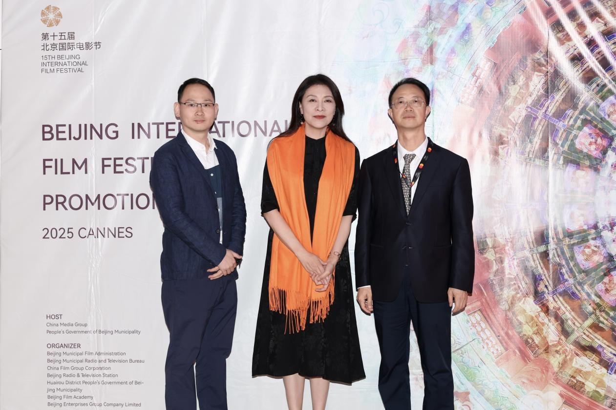 余俊生（右一）與《走走停?！穼?dǎo)演龍飛（左一）、演員岳紅（左二）合影。主辦方供圖