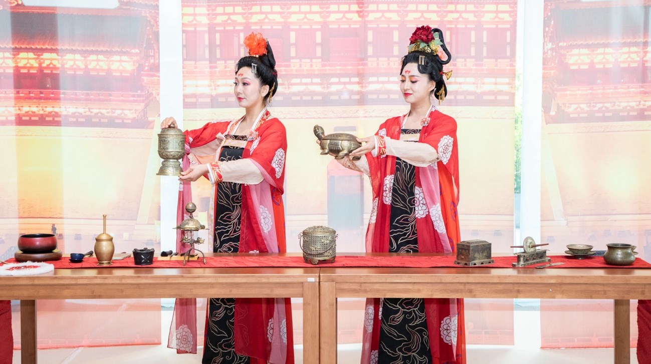 法門寺地宮出土文物一比一復(fù)刻的宮廷茶器。中國駐大阪旅游辦事處供圖