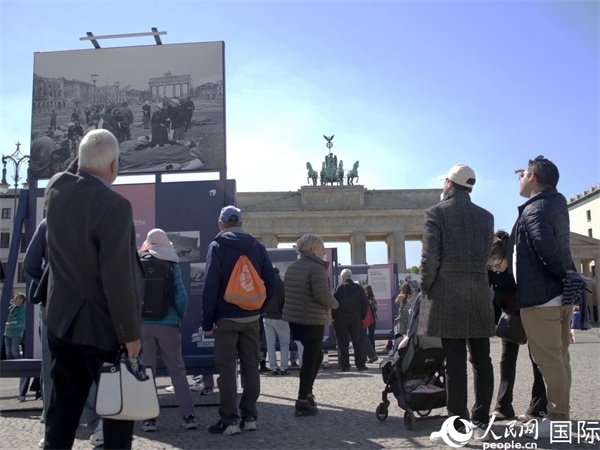 圖為勃蘭登堡門前，市民們在參觀歷史圖片展。人民網(wǎng) 肖晶攝