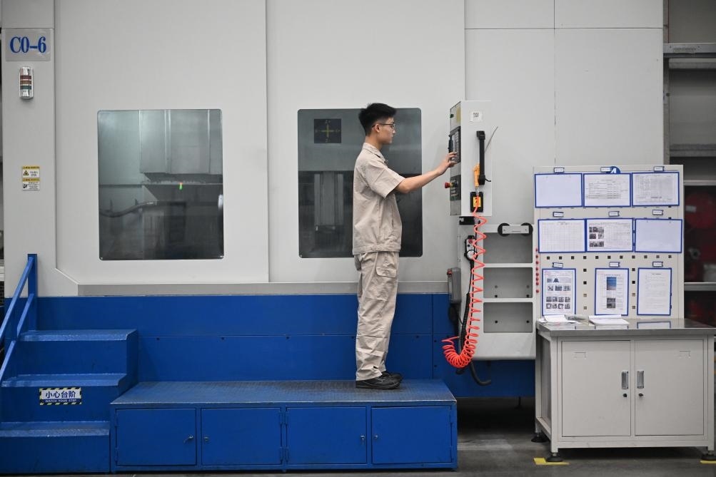 近日，工人在洛陽軸承集團(tuán)股份有限公司的智能生產(chǎn)線上作業(yè)。新華社記者 李嘉南 攝