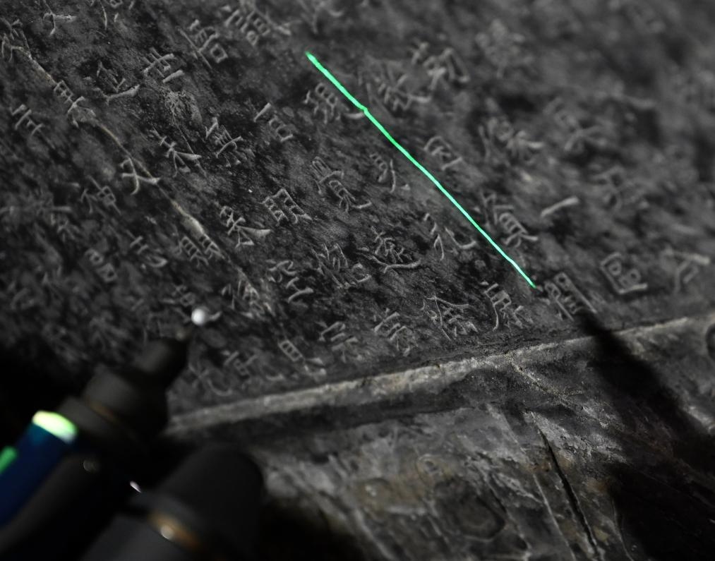 2025年4月9日，龍門石窟研究院工作人員在古陽洞使用關(guān)節(jié)臂掃描儀對《龍門二十品》之一進行數(shù)字化掃描。新華社記者 李嘉南 攝