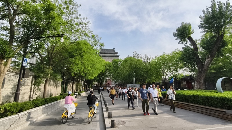 外國游客游覽北京鼓樓。人民網(wǎng)記者 李楠樺攝