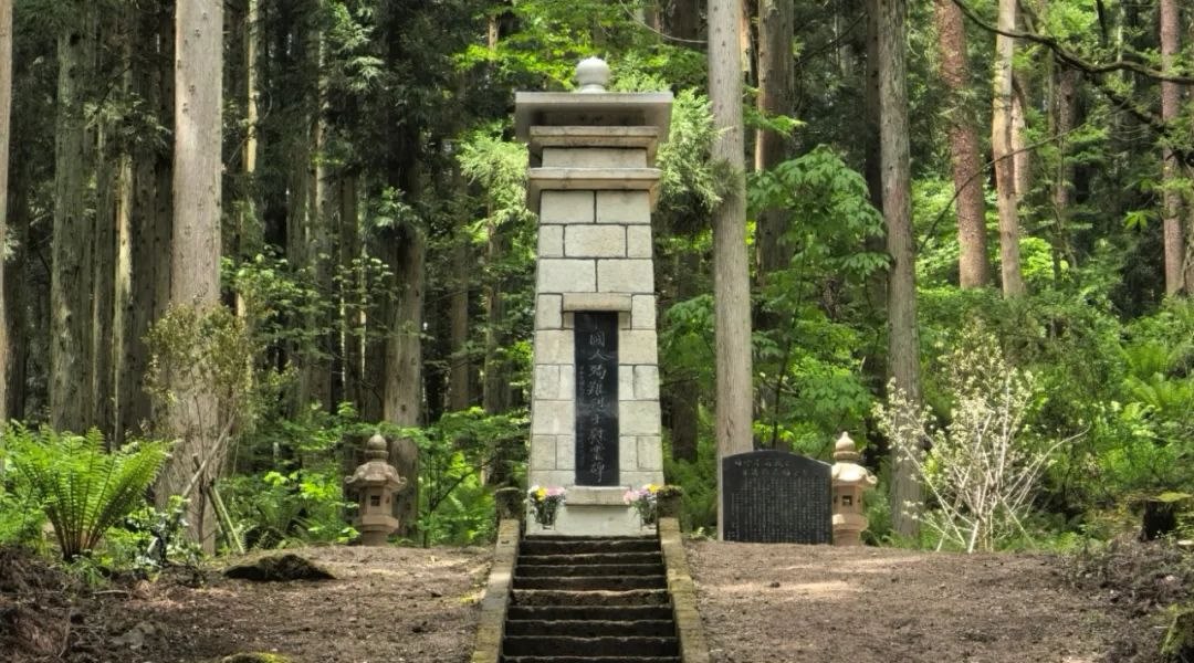 福島縣豬苗代町中國殉難勞工慰靈碑修繕完工暨植樹祭掃儀式舉行。中國駐新潟總領館供圖