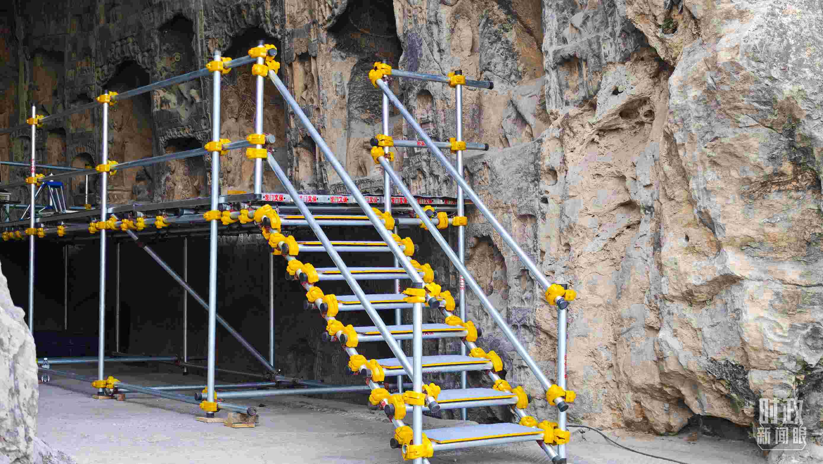 △龍門(mén)石窟古陽(yáng)洞文物修護(hù)現(xiàn)場(chǎng)。（總臺(tái)央廣記者潘毅拍攝）