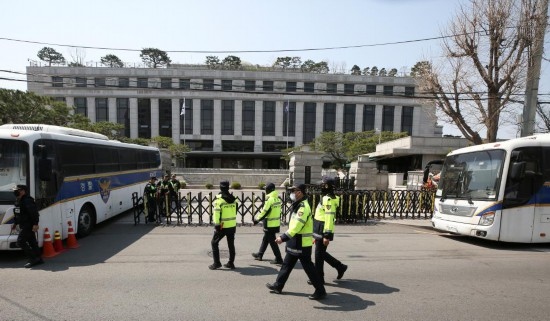4月3日，在韓國首爾，警察在韓國憲法法院前執(zhí)勤。新華社記者姚琪琳攝