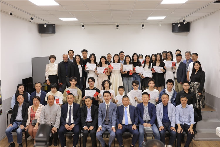 獲獎?wù)吲c主辦方合影。主辦方供圖