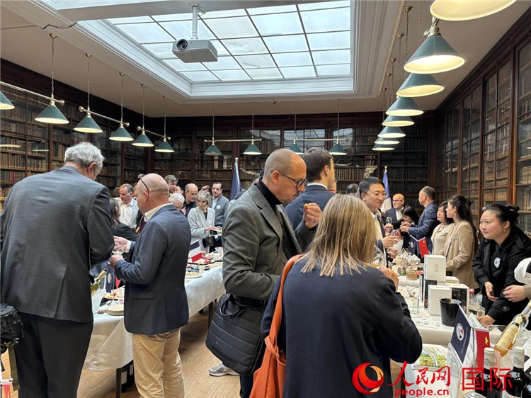 FIWA大獎(jiǎng)賽獲獎(jiǎng)酒及農(nóng)產(chǎn)品2025專業(yè)展暨中國(guó)云南—法國(guó)巴黎特色商品推介會(huì)現(xiàn)場(chǎng)。人民網(wǎng)記者 于超凡攝