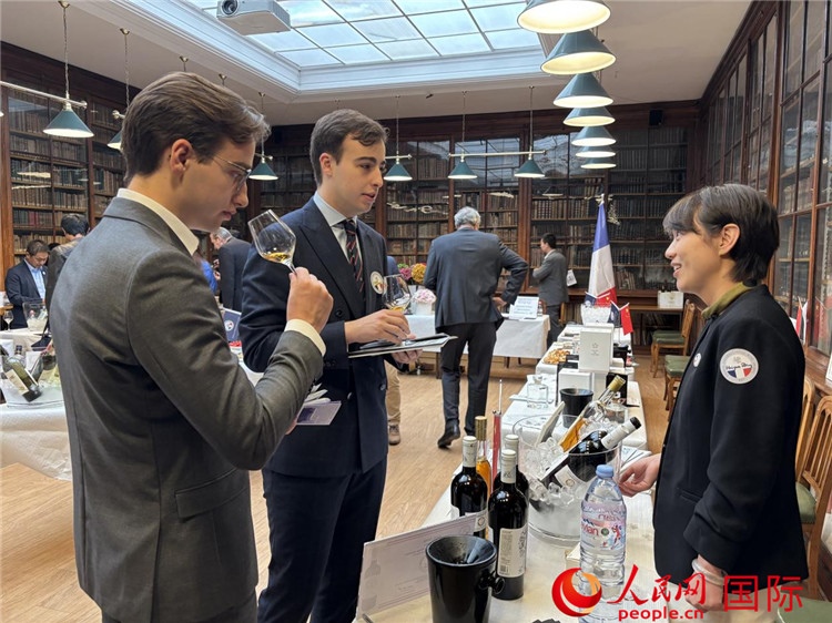 法國(guó)嘉賓與參展云南企業(yè)代表交流。人民網(wǎng)記者 于超凡攝