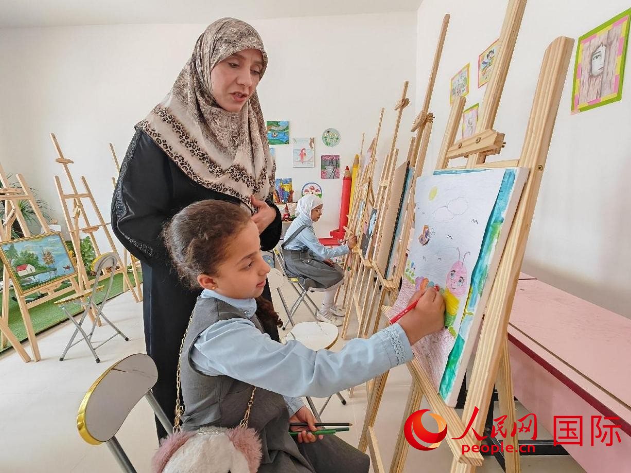 阿爾穆塔?阿里卡特國(guó)際學(xué)校的學(xué)生在美術(shù)室上課。人民網(wǎng)記者 管克江攝