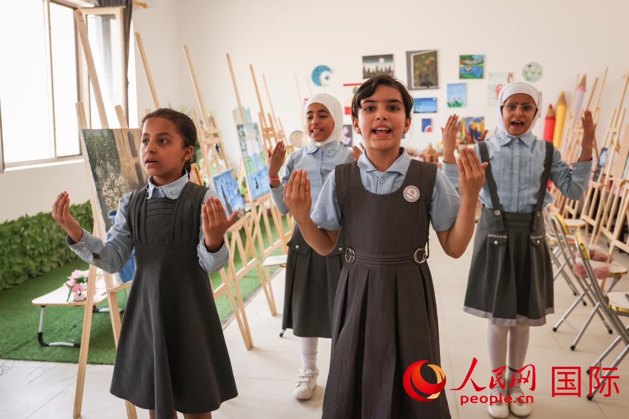 阿爾穆塔?阿里卡特國(guó)際學(xué)校的學(xué)生表演舞蹈。人民網(wǎng)記者 薛丹攝