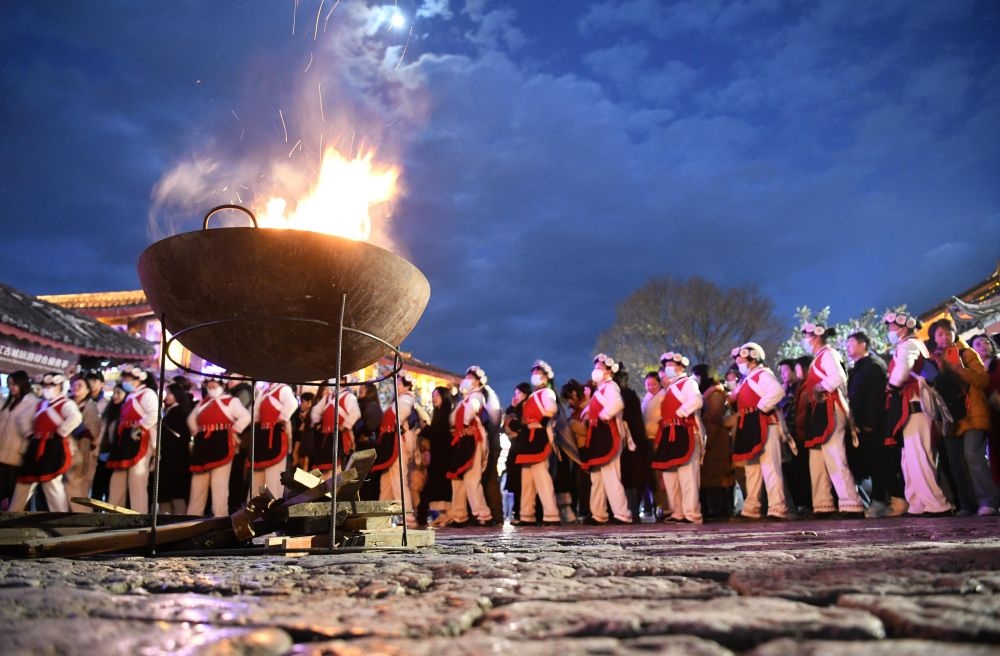 2025年1月11日，游客和居民在麗江古城打跳游玩。（趙慶祖攝）