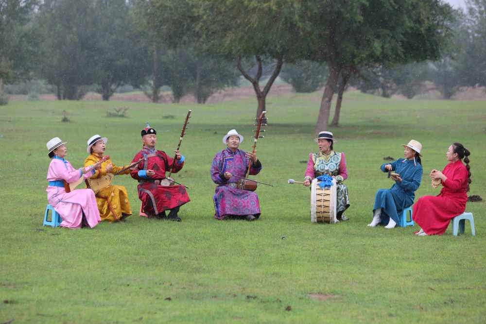 2024年7月16日，《格薩（斯）爾》史詩說唱傳承人在內(nèi)蒙古赤峰市巴林右旗戶外表演。（胡斯楞攝）