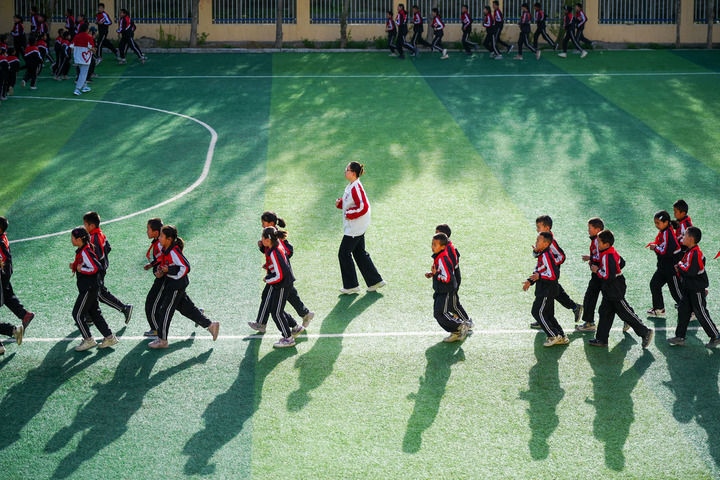 2025年4月24日，在新疆克州阿圖什市哈拉峻鄉(xiāng)謝依特小學(xué)，支教教師帶領(lǐng)學(xué)生晨跑。新華社記者 徐宏巖 攝