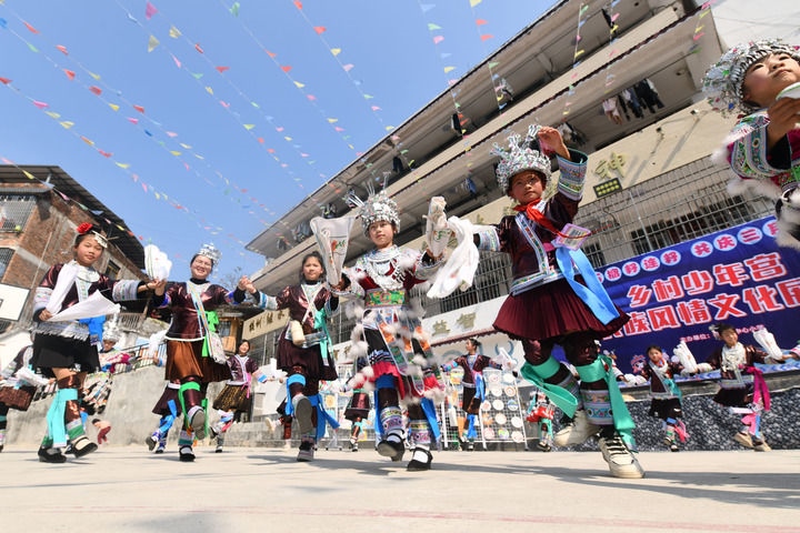 2025年3月25日，廣西柳州市融水苗族自治縣桿洞鄉(xiāng)中心小學(xué)學(xué)生在跳蘆笙踩堂舞。新華社記者 黃孝邦 攝