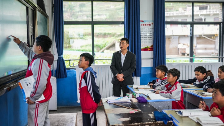 2024年11月21日，在地處烏蒙山區(qū)的貴州省六盤水市水城區(qū)亮巖小學(xué)，學(xué)生在供暖的教室內(nèi)學(xué)習(xí)。新華社記者 陶亮 攝