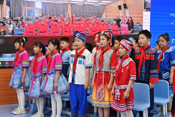 2025年3月28日，在“壯蒙一家親 共筑中國夢(mèng)”手拉手主題云隊(duì)會(huì)上，廣西南寧市濱湖路小學(xué)四（1）中隊(duì)隊(duì)員通過網(wǎng)絡(luò)和內(nèi)蒙古鄂爾多斯東勝區(qū)第十二小學(xué)四（9）中隊(duì)隊(duì)員一起唱《中國少年先鋒隊(duì)隊(duì)歌》。新華社記者 周華 攝