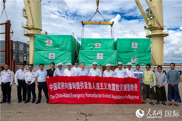 5月25日，中國駐緬甸大使館參贊歐陽道冰、仰光省首席部長梭登及緬有關(guān)部門官員出席援緬第十五批緊急人道主義地震救災(zāi)物資交接儀式。人民網(wǎng)記者謝佳君攝