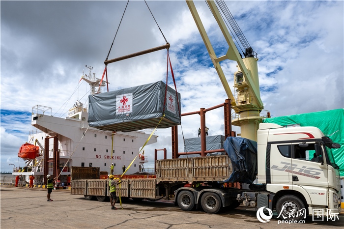 5月25日，當?shù)毓と嗽诟劭趶呢涊喩闲遁d援緬第十五批緊急人道主義地震救災(zāi)物資。人民網(wǎng)記者謝佳君攝