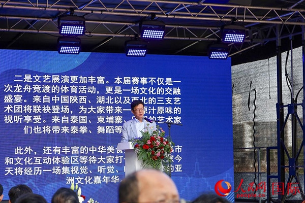 中國駐法蘭克福總領事黃昳揚在致辭中對龍舟賽表示熱烈祝賀。人民網(wǎng) 依琳攝