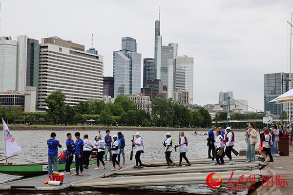 來自美國的快樂龍舟隊選手們正在登船準備參賽。人民網(wǎng)記者 劉仲華攝