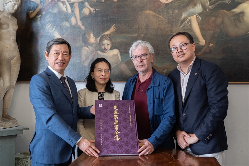 圖片說明：捐贈儀式現(xiàn)場。 張錫琪攝