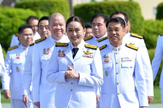 2024年9月7日，泰國總理佩通坦·欽那瓦（前中）及新一屆內(nèi)閣成員在位于首都曼谷的總理府與媒體見面。新華社發(fā)（拉亨攝）