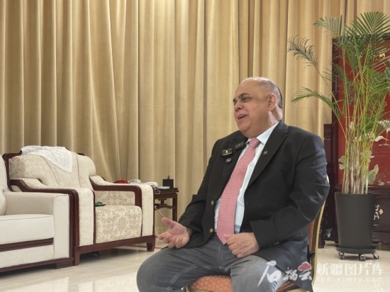上合組織副秘書長索海爾·汗在專訪中。石榴云/新疆日報記者 劉翔攝