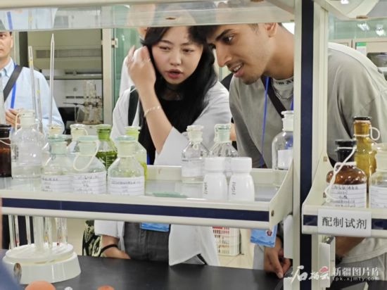 5月26日，2025上合組織國家媒體合作論壇嘉賓參觀新奇康藥業(yè)股份有限公司實驗室。石榴云/新疆日報記者 宋海波攝