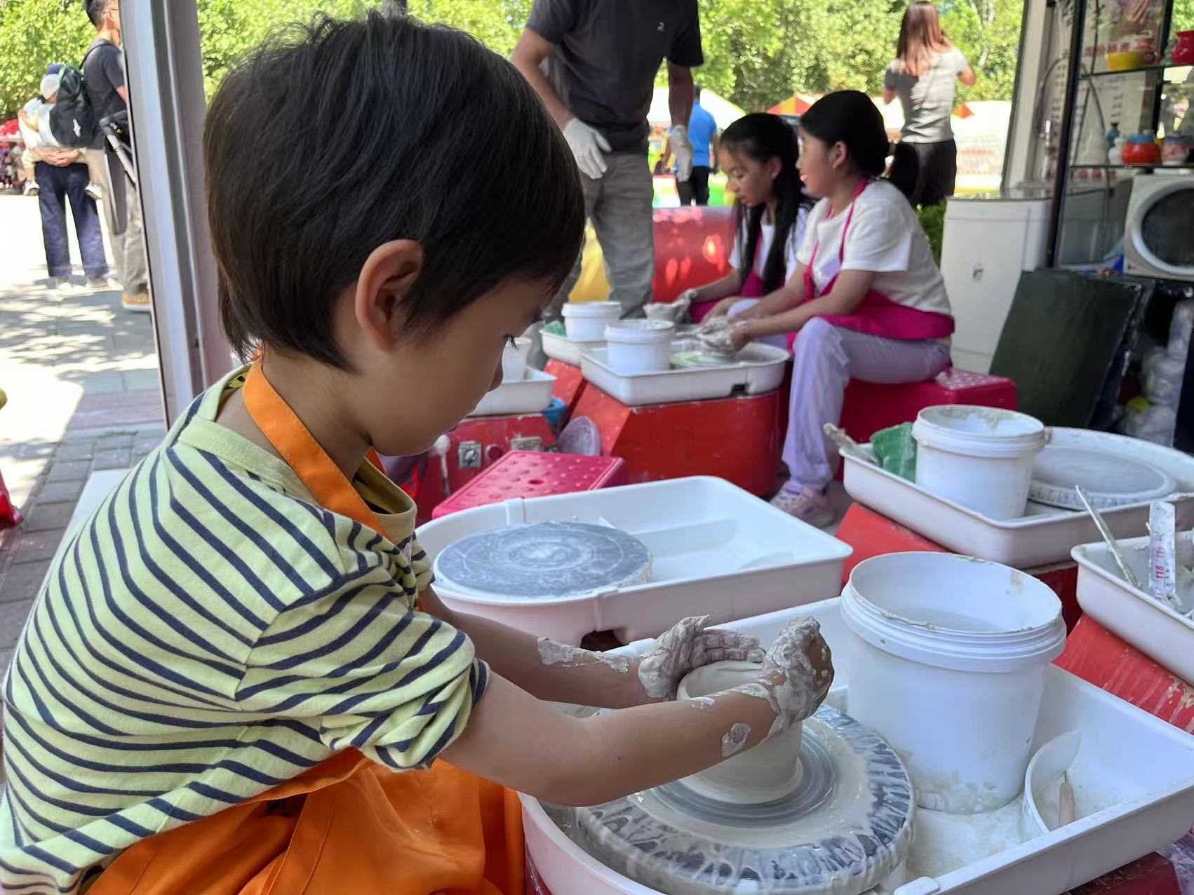 “小”游客在體驗(yàn)陶藝制作。人民網(wǎng)記者 李楠樺攝